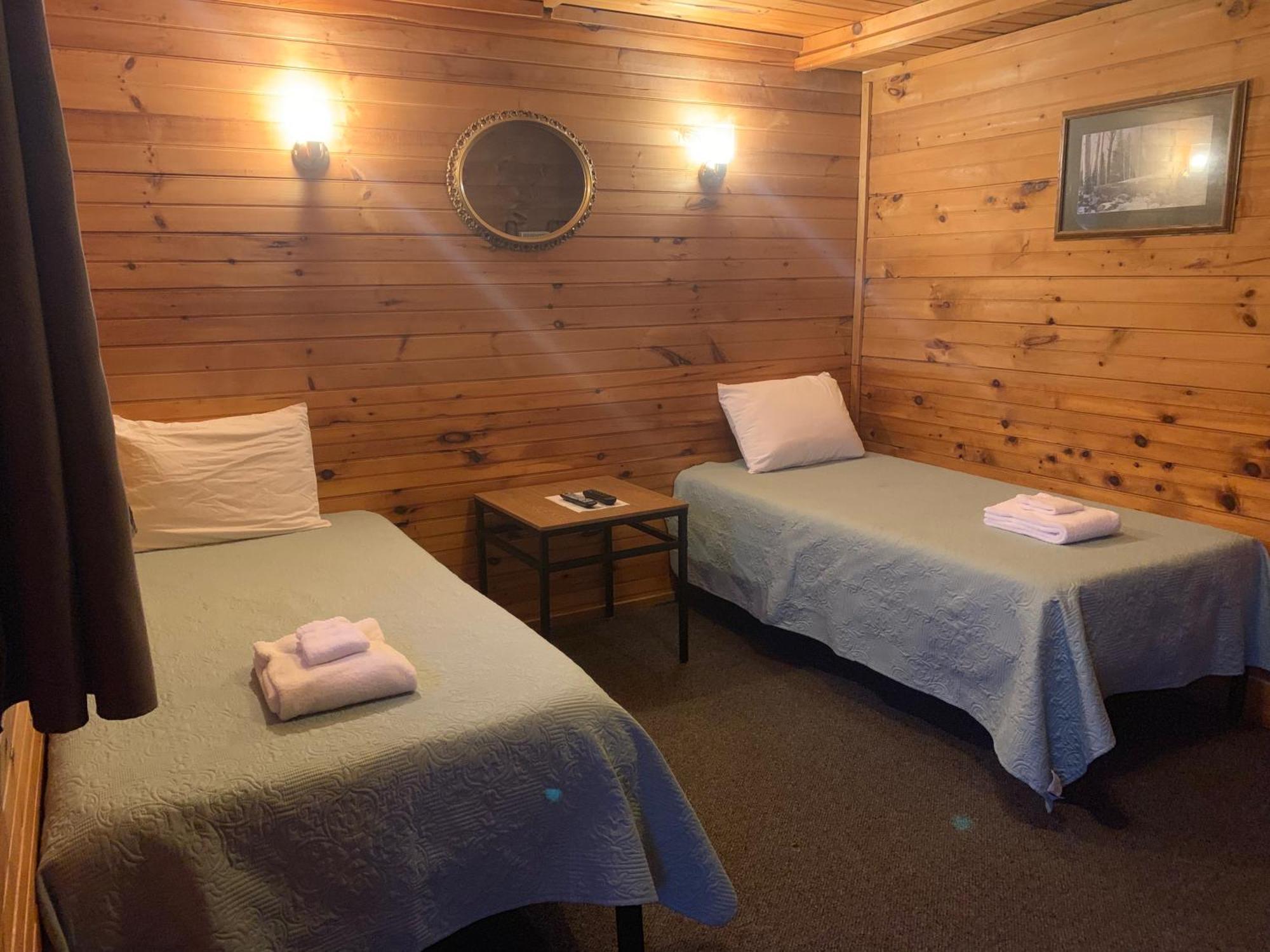 Pine Crest Motel & Cabins Barton Habitación foto